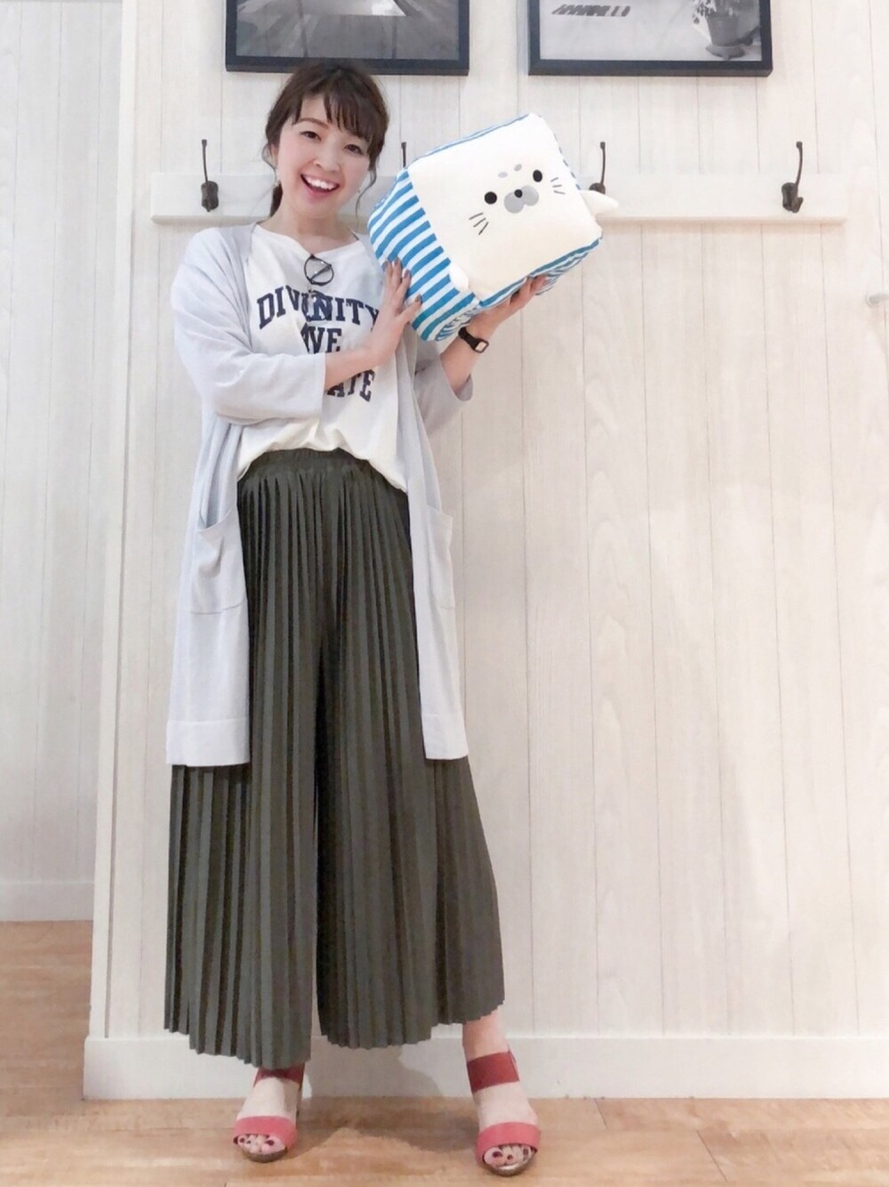 グレー系のカーディガン/ボレロ、ホワイト系のTシャツ/カットソー、グリーン系のその他パンツを着用したレディースの春コーディネートの1枚目の写真