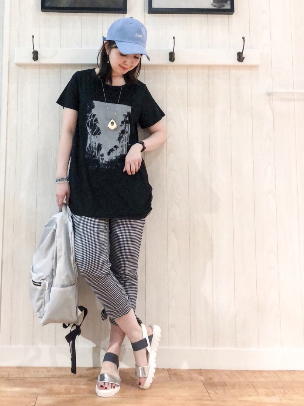 ブラック系のTシャツ/カットソー、その他のその他パンツ、グレー系のバックパック/リュックを着用したレディースの春コーディネートの1枚目の写真