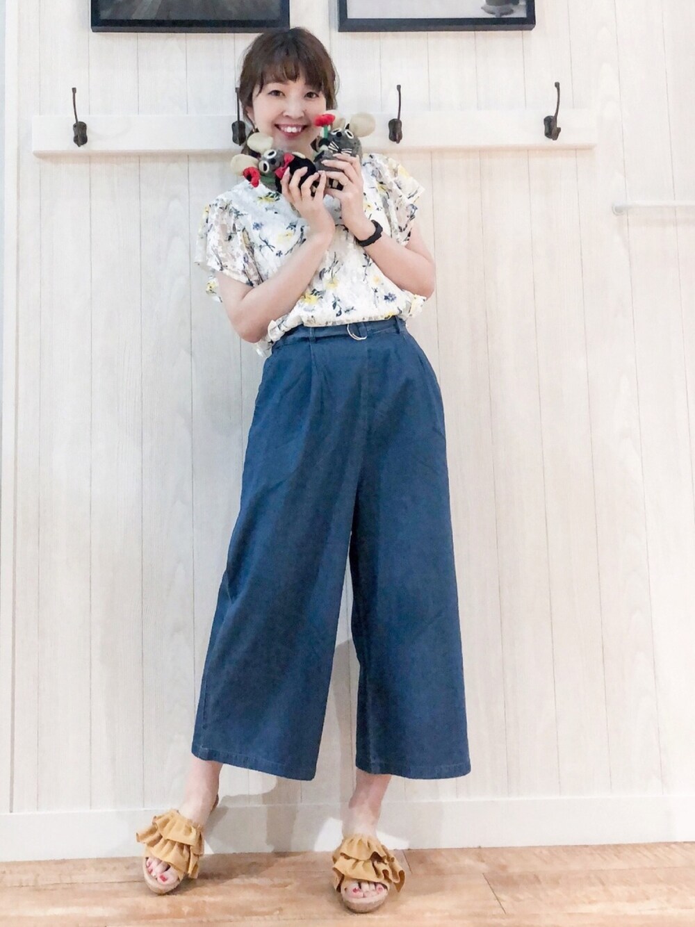 「レースブラウス、花柄、ワイドパンツ、デニム、かごバッグ、サンダル、シューラルー、フレデリック、レオレオニ、おしゃれさんと繋がりたい」｜「DRESKIPのカラーリング・花柄レースブラウス（シャツ/ブラウス、ホワイト系）」を使った、リナさん（レディース・160cm）の夏コーディネートの1枚目の写真