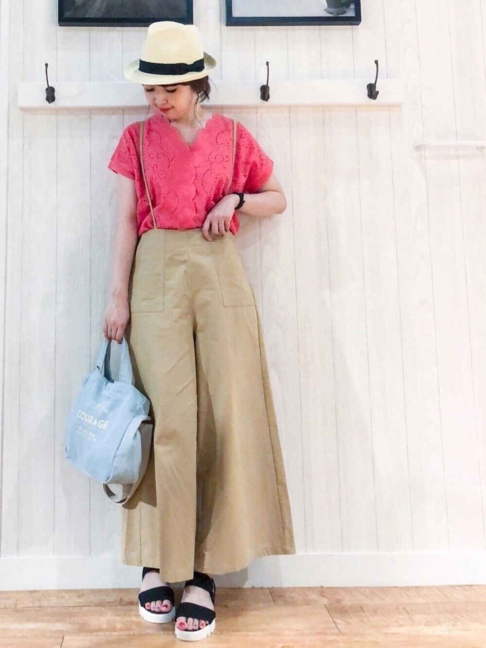 ピンク系のTシャツ/カットソー、ベージュ系のサロペット/オーバーオール、ブルー系のトートバッグを着用したレディースの夏コーディネートの1枚目の写真