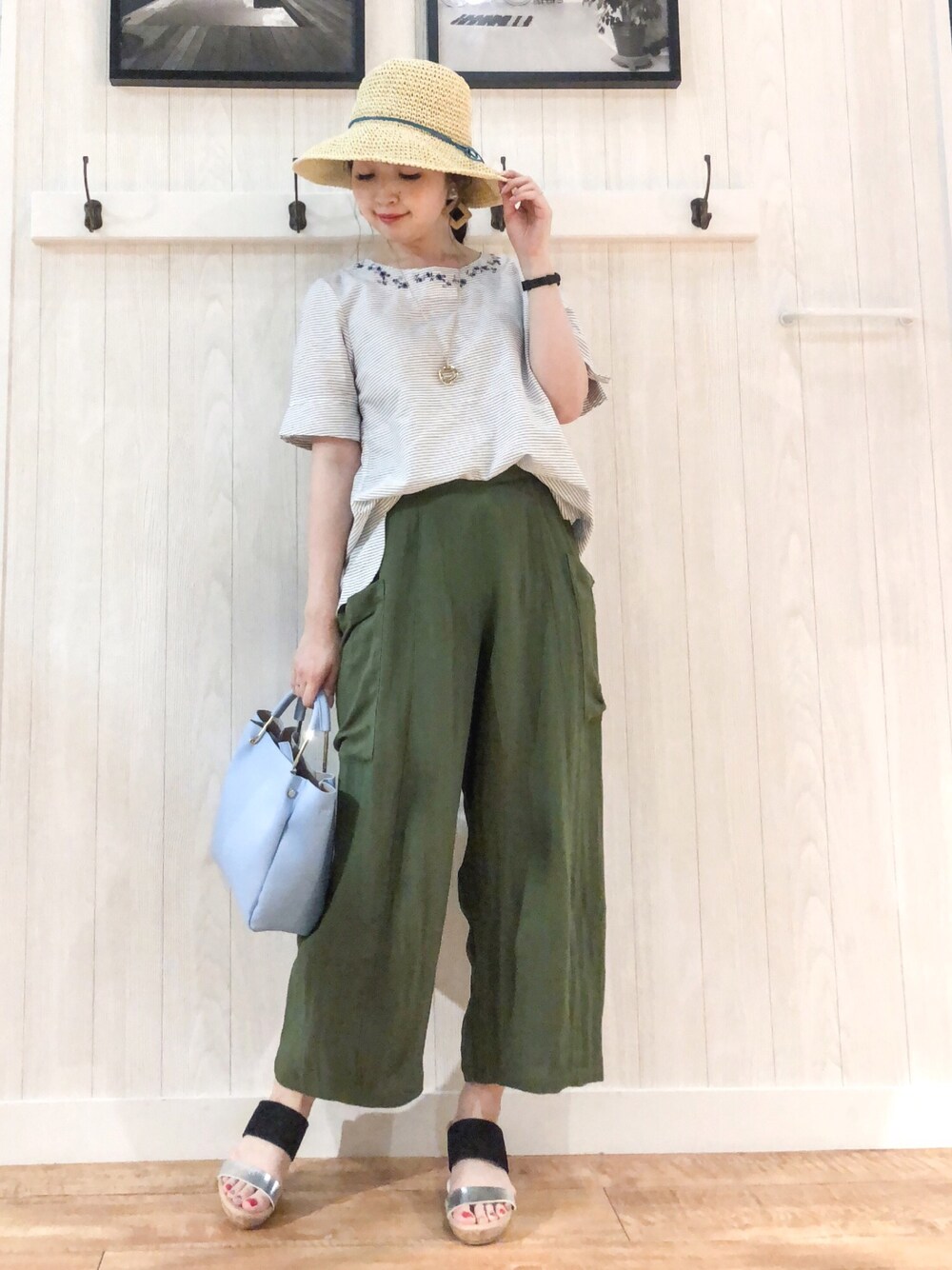 ホワイト系のシャツ/ブラウス、グリーン系のその他パンツ、ブルー系のショルダーバッグを着用したレディースの夏コーディネートの1枚目の写真