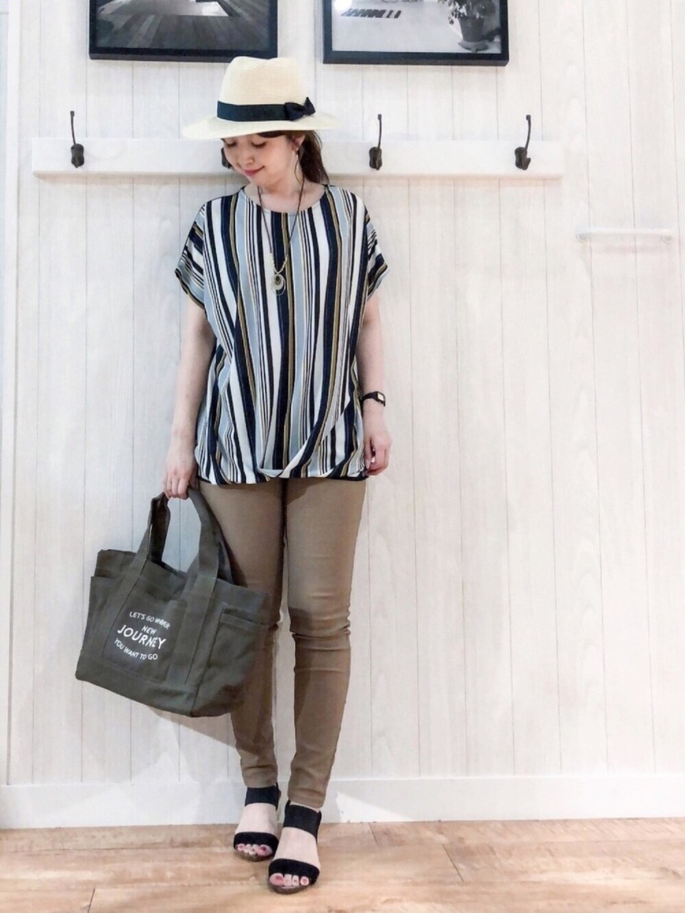 ホワイト系のTシャツ/カットソー、ブラウン系のその他パンツ、グリーン系のトートバッグを着用したレディースの夏コーディネートの1枚目の写真