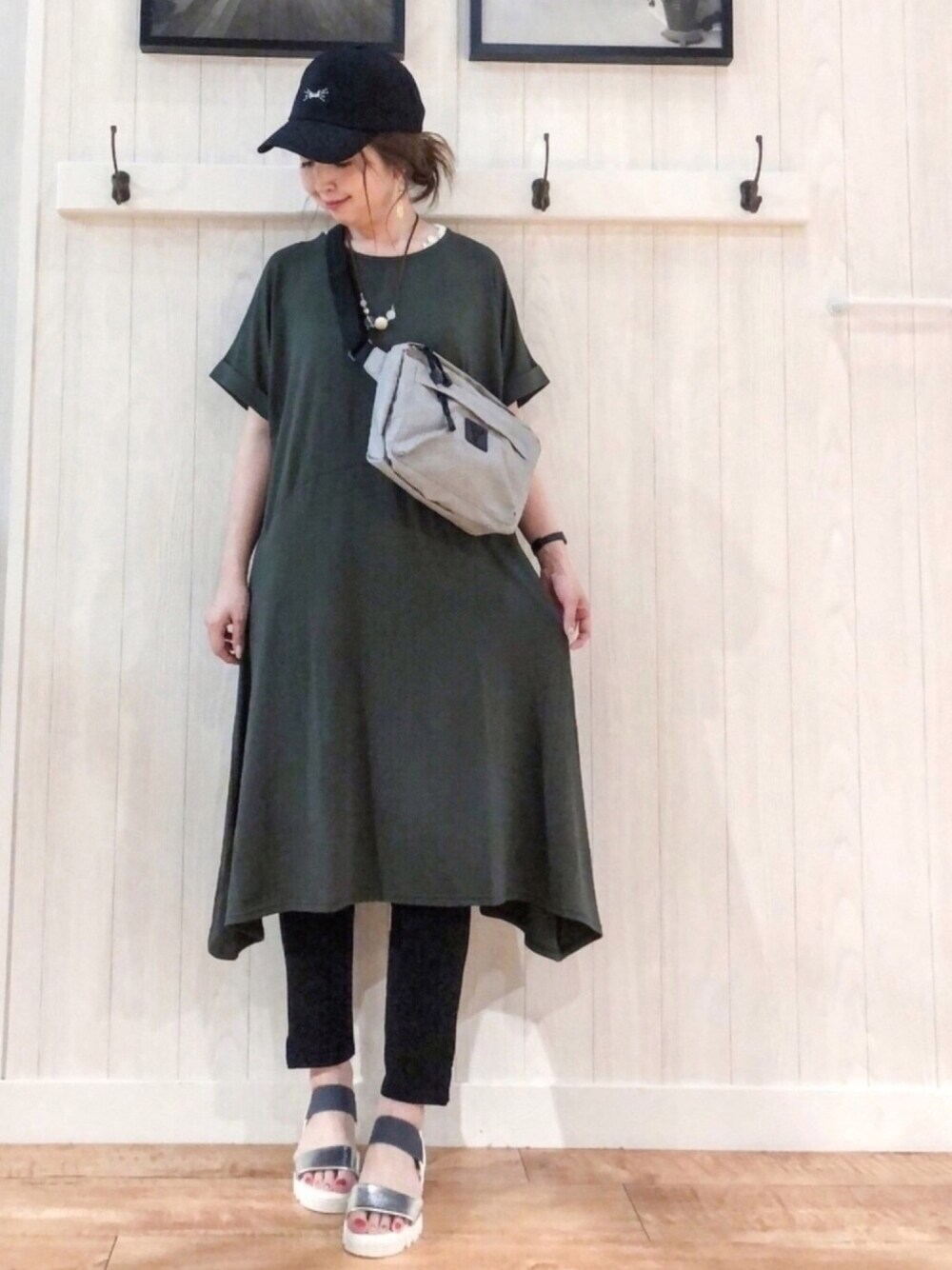 グリーン系のワンピース、ホワイト系のタンクトップ、グレー系のバッグを着用したレディースの夏コーディネートの1枚目の写真