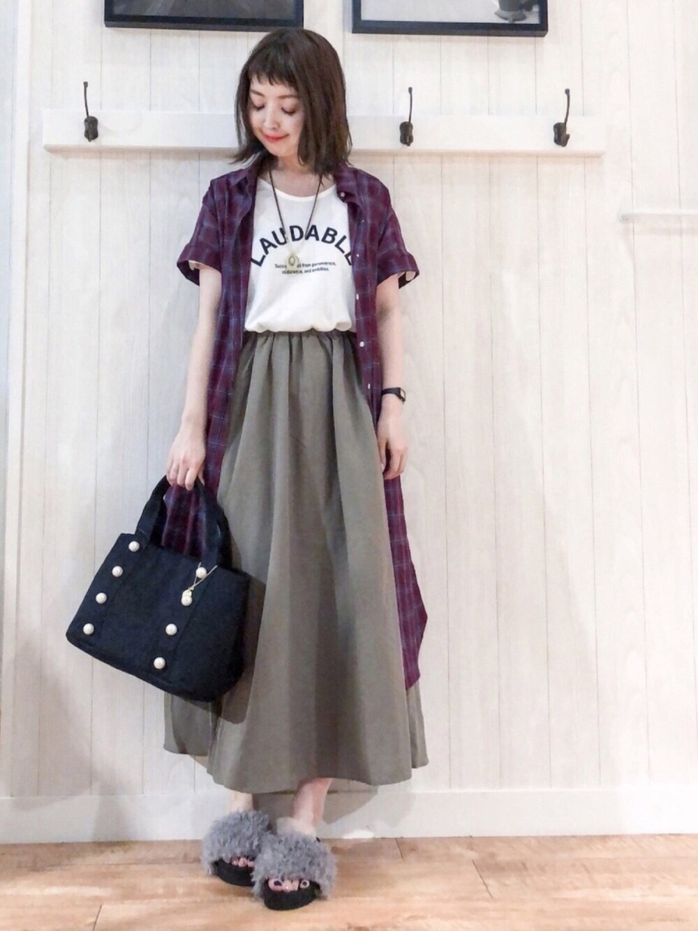 レッド系のワンピース、ホワイト系のTシャツ/カットソー、グレー系のサンダルを着用したレディースの夏コーディネートの1枚目の写真