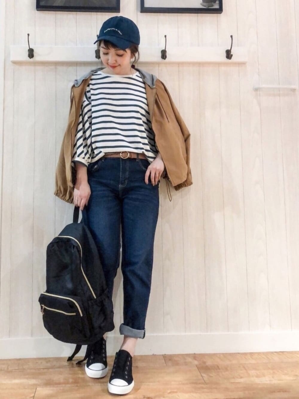 ブラウン系のブルゾン、グリーン系のTシャツ/カットソー、ブルー系のデニムパンツを着用したレディースの夏コーディネートの1枚目の写真