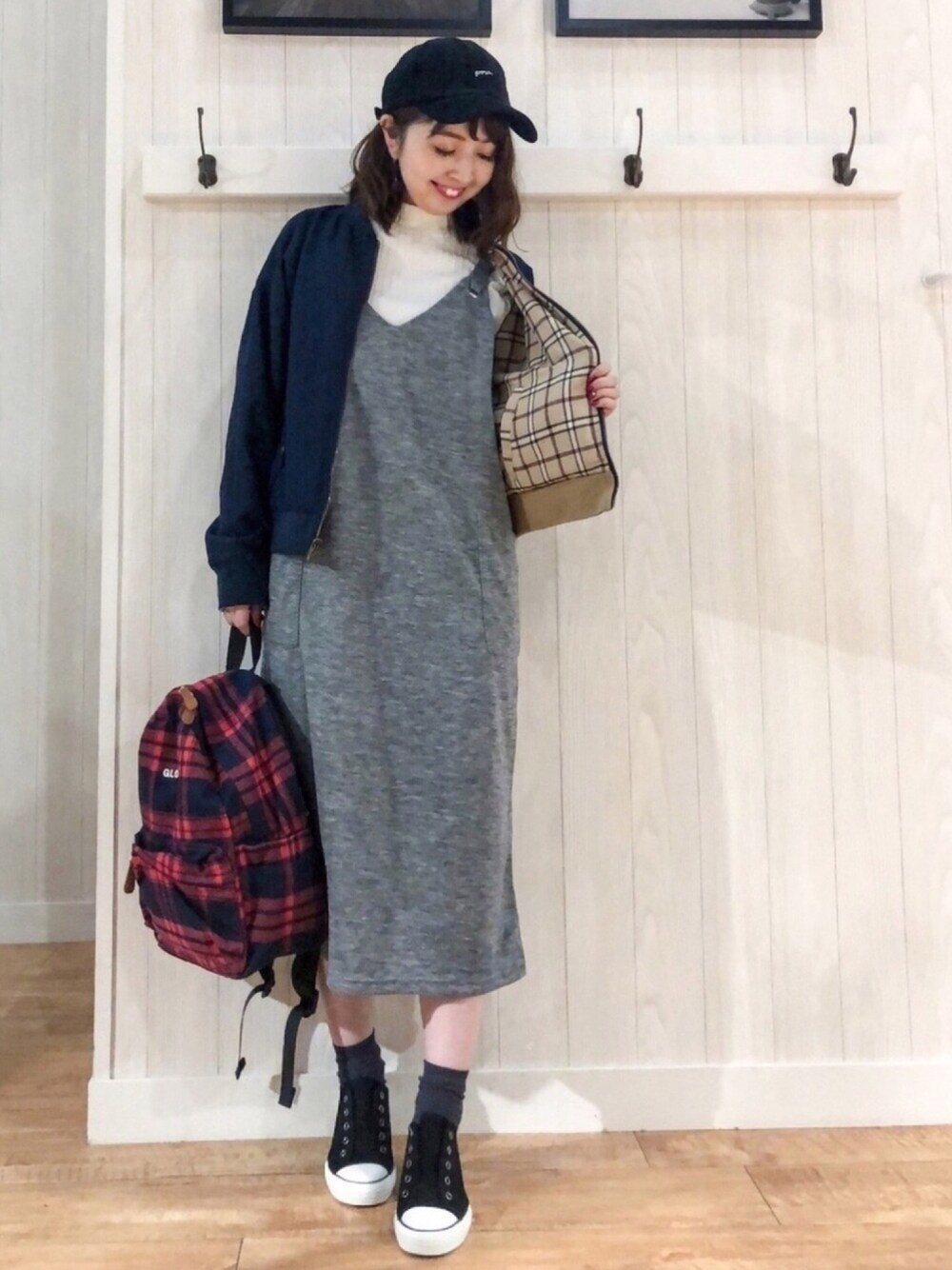 グレー系のワンピース、ベージュ系のブルゾン、ホワイト系のTシャツ/カットソーを着用したレディースの秋コーディネートの1枚目の写真