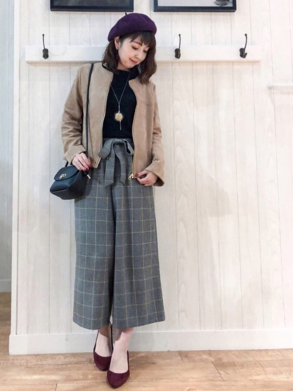 「秋のコーデ、ブルゾン、ボリューム袖、ニット、グレンチェック、ワイドパンツ、ベレー帽、ショルダーバッグ、パンプス、シューラルー」｜「DRESKIPのやわらかフェイクスエードブルゾン（ブルゾン、イエロー系）」を使った、リナさん（レディース・160cm）の秋コーディネートの1枚目の写真
