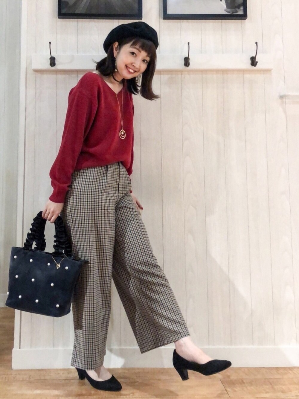 レッド系のニット/セーター、ブラウン系のその他パンツ、その他のトートバッグを着用したレディースの秋コーディネートの1枚目の写真
