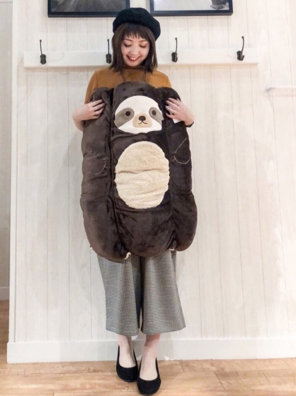 イエロー系のニット/セーター、ブラウン系のその他パンツ、ブラック系のその他シューズを着用したレディースの秋コーディネートの1枚目の写真