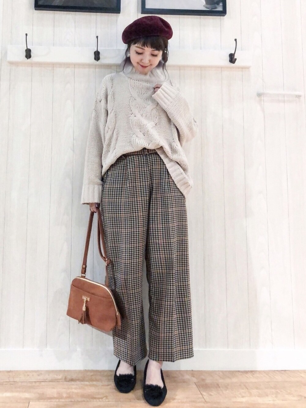 ホワイト系のニット/セーター、ベージュ系のその他パンツ、ブラック系のパンプスを着用したレディースの秋コーディネートの1枚目の写真