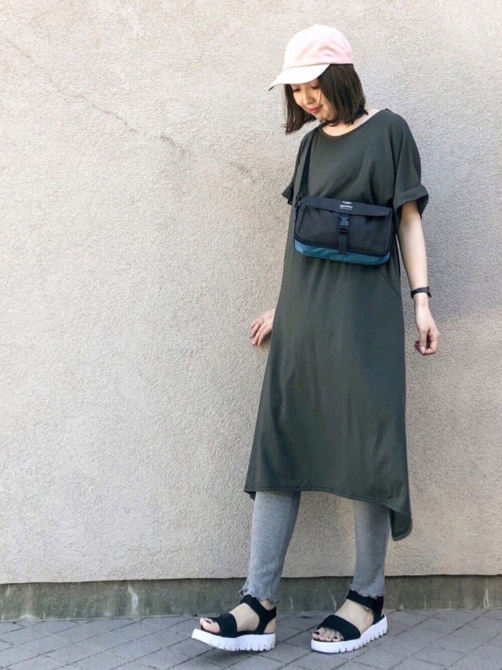 グリーン系のワンピース、グレー系のその他パンツ、ブラック系のサンダルを着用したレディースの夏コーディネートの1枚目の写真