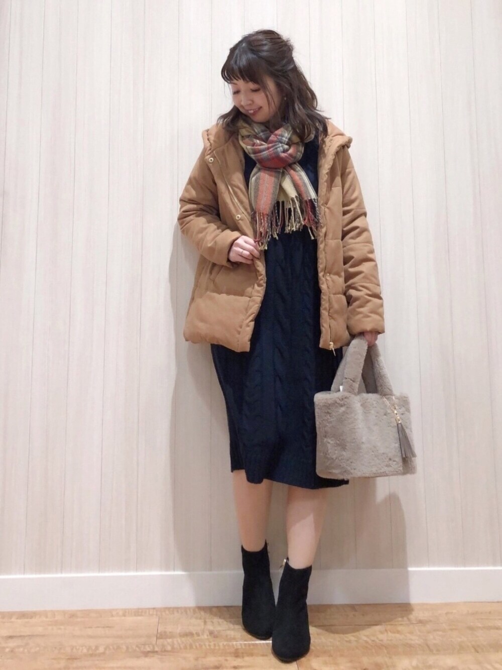 イエロー系のその他アウター、ブルー系のワンピース、ブラウン系のバッグを着用したレディースの冬コーディネートの1枚目の写真