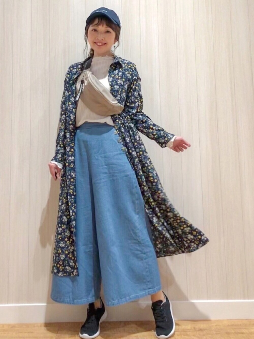 ブルー系のワンピース、ホワイト系のTシャツ/カットソー、ブルー系のデニムパンツを着用したレディースの春コーディネートの1枚目の写真