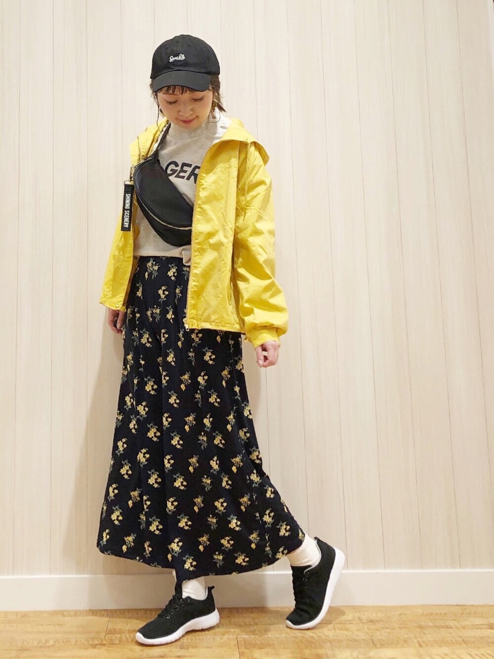 イエロー系のブルゾン、ホワイト系のスウェット、ブルー系のその他パンツを着用したレディースの春コーディネートの1枚目の写真