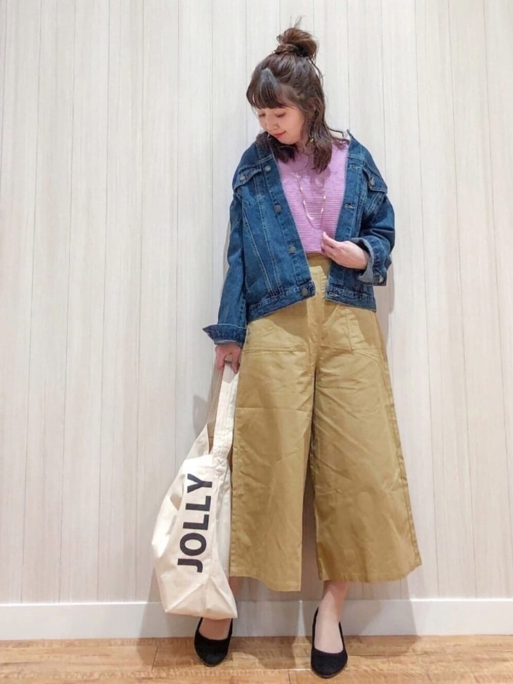 ブルー系のデニムジャケット、パープル系のニット/セーター、ベージュ系のその他パンツを着用したレディースの春コーディネートの1枚目の写真