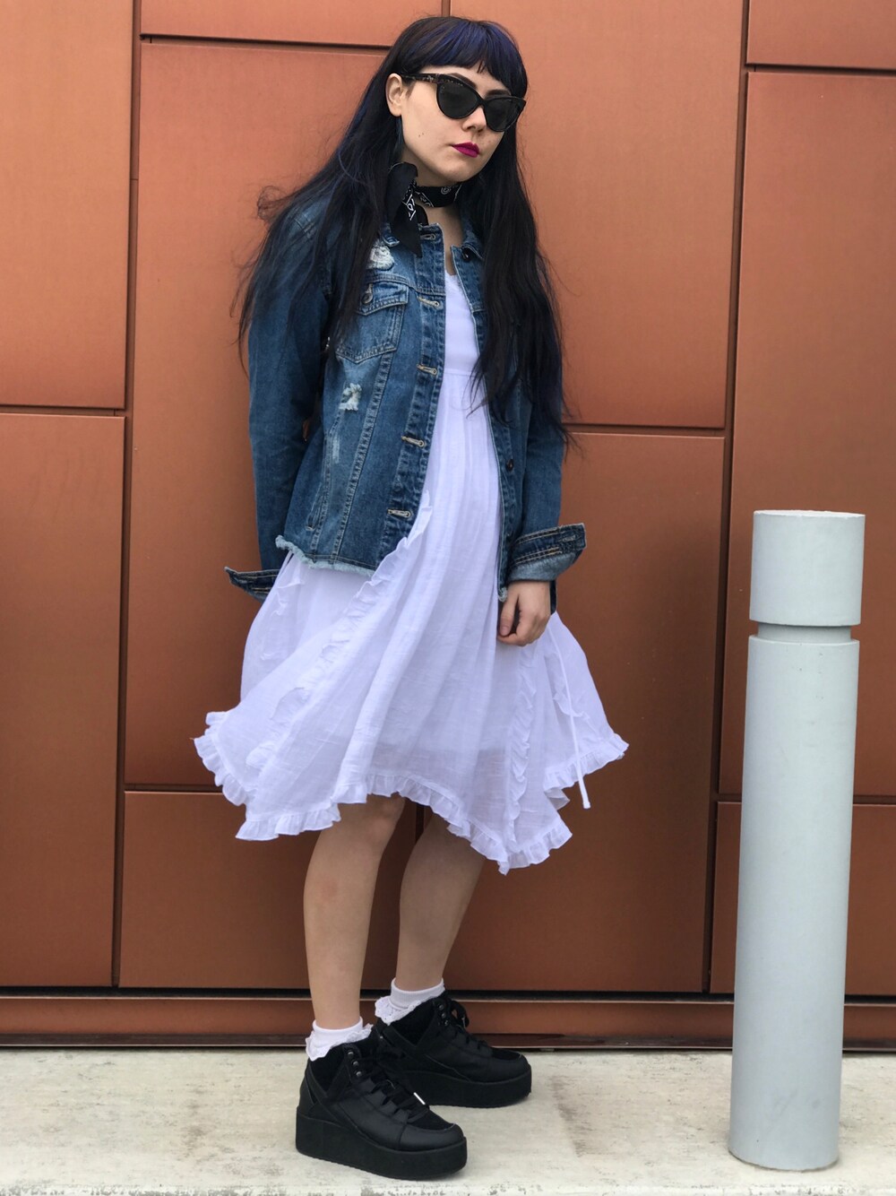 「Ruffles、yru、denimjacket、distressed」｜「COMME des GARCONSのアイテム（ワンピース、ホワイト系）」を使った、whitnay さん（レディース・155cm）の春コーディネートの1枚目の写真