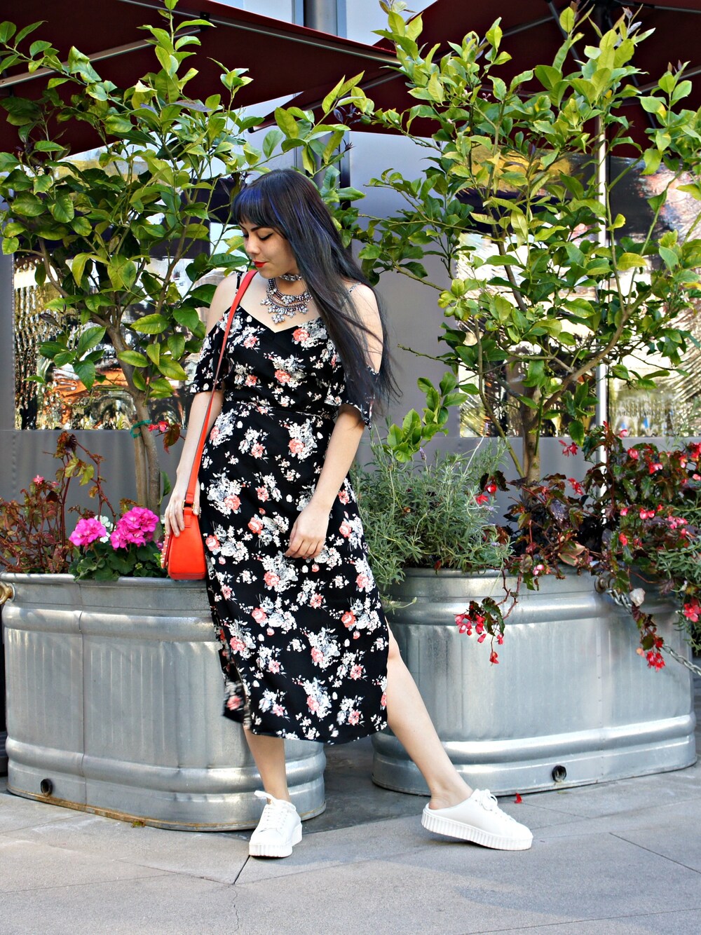 「kicks、whitekicks、offshoulder、Ruffles、losangeles、Fashionphotographer、stylist」｜「WHITEのアイテム（スニーカー、ホワイト系）」を使った、whitnay さん（レディース・155cm）の春コーディネートの1枚目の写真