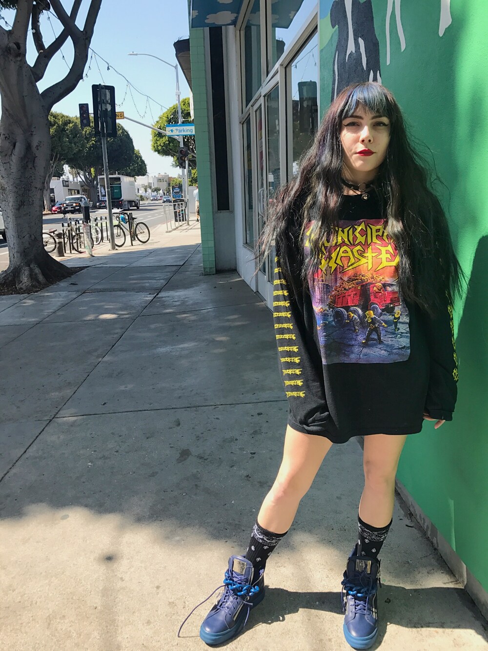 「kicks、Giuseppe Zanotti、band tee、choker」｜「Giuseppe Zanottiのアイテム（スニーカー、ブルー系）」を使った、whitnay さん（レディース・155cm）の春コーディネートの1枚目の写真