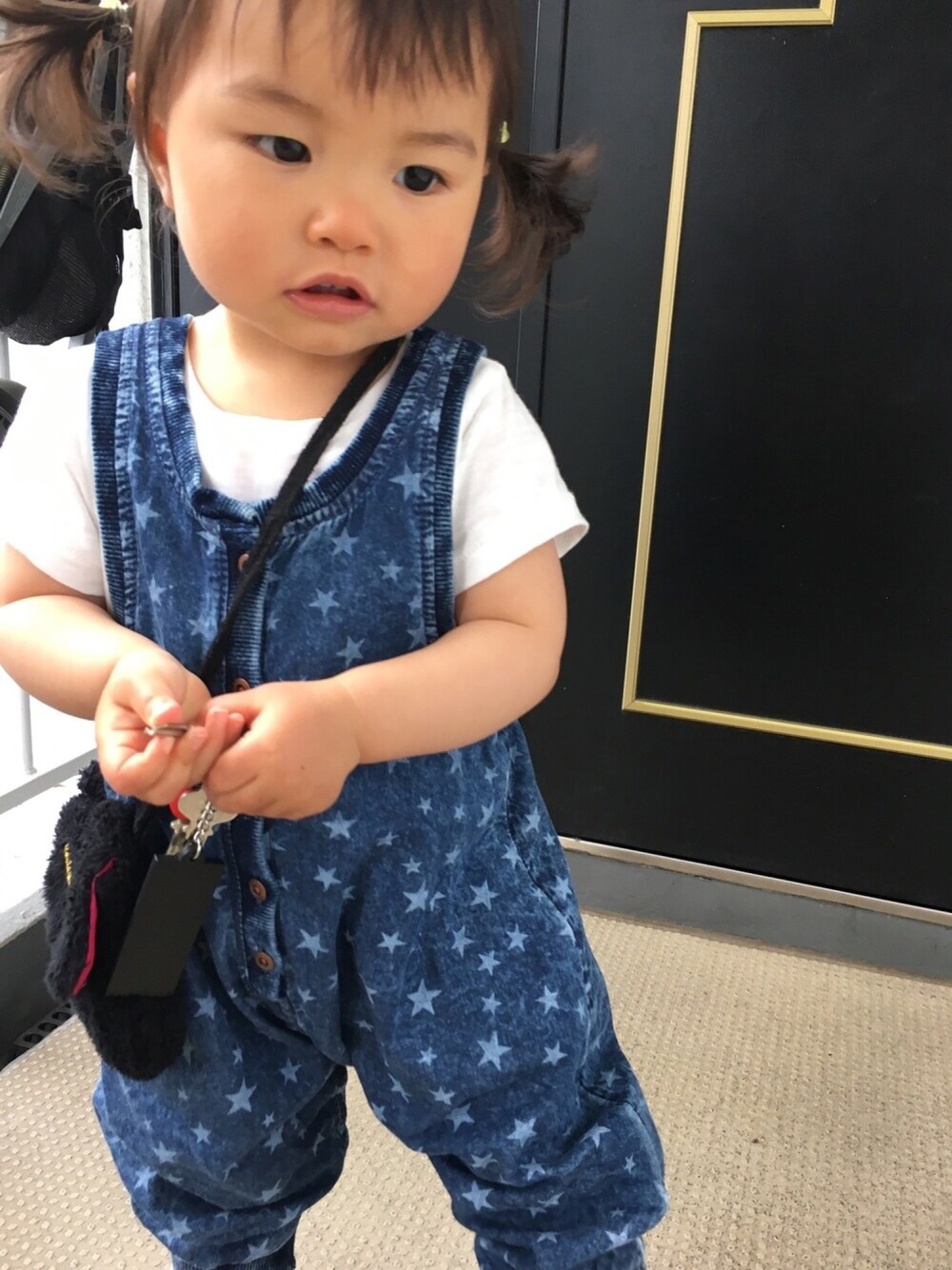 「1歳5ヶ月、女の子、キッズコーデ、春コーデ、サロペット、ツインテール、SODA!、サロペスタ、ベルイエロー、美女と野獣キャンペーン」｜「Handmadeのアイテム（ヘアゴム、その他）」を使った、UTAさん（キッズ・80cm）の春コーディネートの1枚目の写真