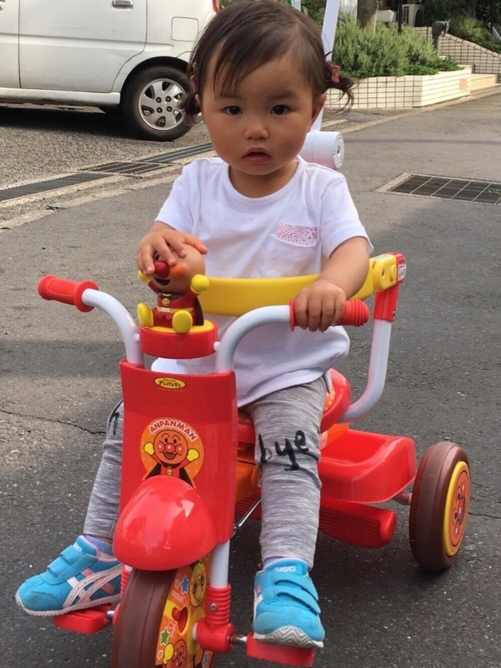 「1歳5ヶ月、女の子、キッズコーデ、夏コーデ、アンパンマン、三輪車、鯉のぼり、わんわん」｜「H&Mのアイテム（バレッタ/ヘアクリップ、その他）」を使った、UTAさん（キッズ・80cm）の春コーディネートの1枚目の写真