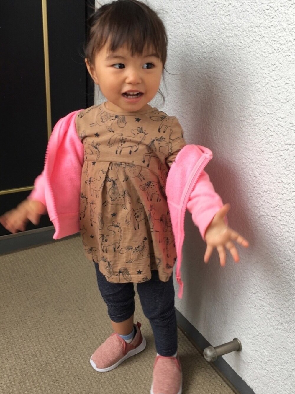 「女の子、キッズコーデ、1歳10ヶ月、秋のコーデ、ユニコーン、ピンク、ポニーテール」｜「H&Mのアイテム（ヘアゴム、ピンク系）」を使った、UTAさん（キッズ・80cm）の秋コーディネートの1枚目の写真