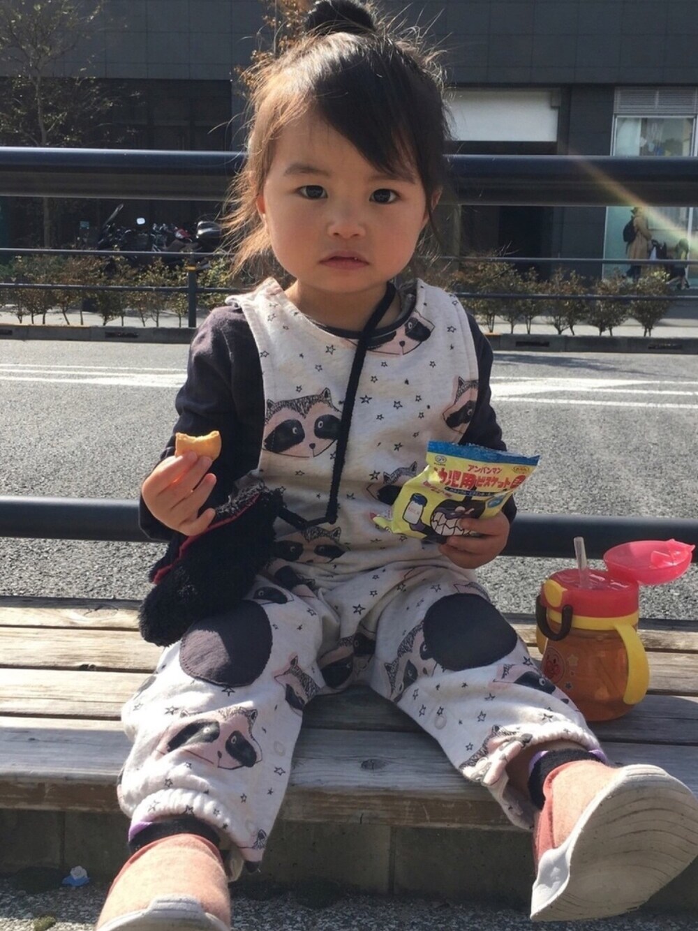 「女の子、1歳11ヶ月、キッズコーデ、もうすぐ2歳、kids、オールインワン、アライグマ、つなぎ、お医者さんごっこ」｜「H&Mのアイテム（ヘアゴム、その他）」を使った、UTAさん（キッズ・80cm）の秋コーディネートの1枚目の写真