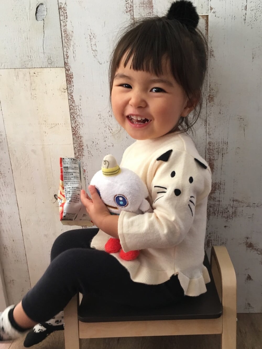 「女の子、2歳、キッズコーデ、冬、モノトーン、おうちスタイル、kids、リブレギンス、セーター、オンザ眉毛」｜「H&Mのアイテム（ヘアゴム、その他）」を使った、UTAさん（キッズ・80cm）の冬コーディネートの1枚目の写真