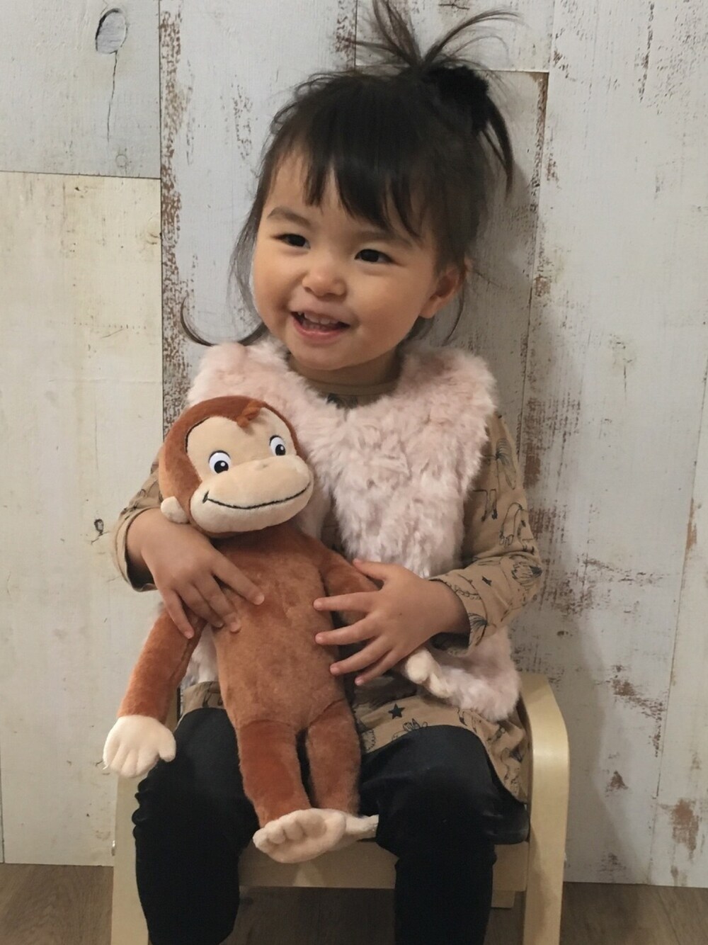 「女の子、キッズコーデ、2歳、病み上がり、ファーベスト、おさるのジョージ、ユニコーン、サーティーワン、kids」｜「H&Mのアイテム（ヘアゴム、その他）」を使った、UTAさん（キッズ・80cm）の冬コーディネートの1枚目の写真