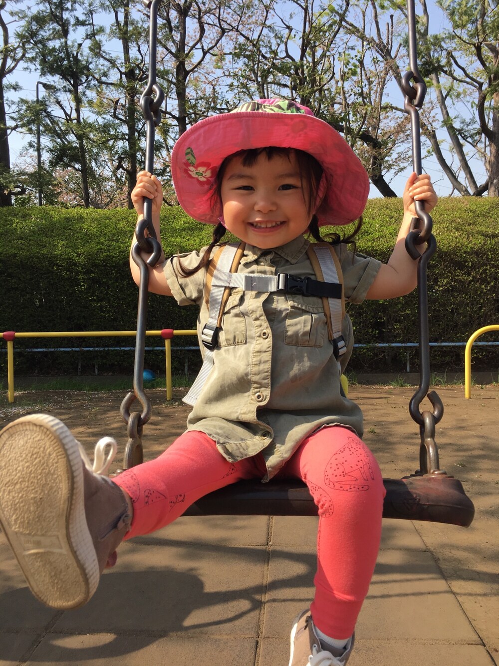 「2歳、女の子、キッズコーデ、公園コーデ、春夏、アツい、カジュアル、ハット、kids」｜「babyGAPのアイテム（ハット、その他）」を使った、UTAさん（キッズ・80cm）の春コーディネートの1枚目の写真