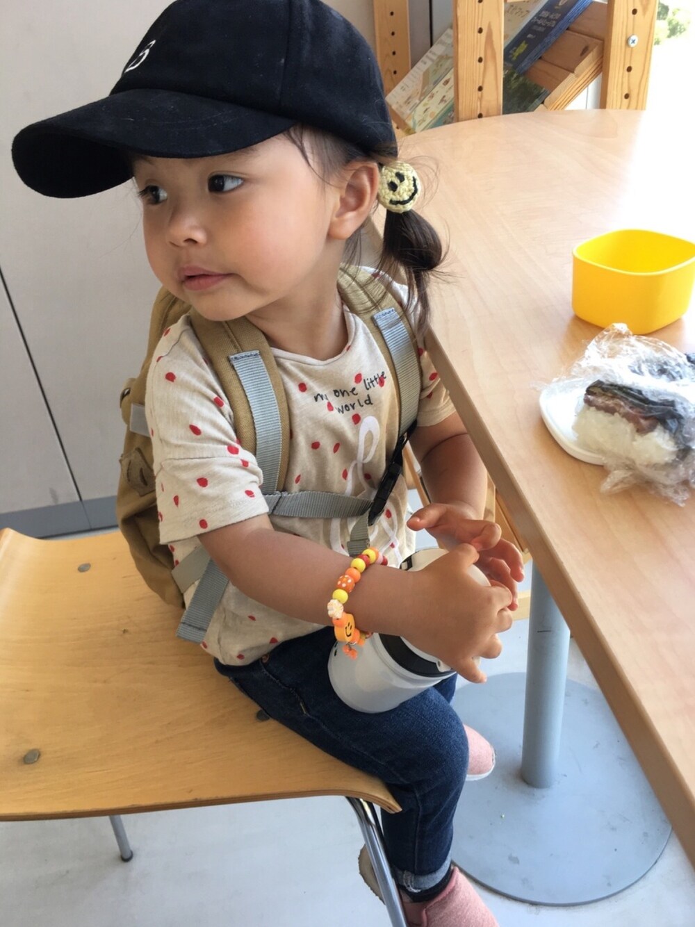 「2歳、女の子、キッズコーデ、カジュアル、キャップ、Bキャップ、フラペチーノ、ZARA KIDS、水遊び」｜「西松屋のアイテム（キャップ、ブラック系）」を使った、UTAさん（キッズ・80cm）の春コーディネートの1枚目の写真