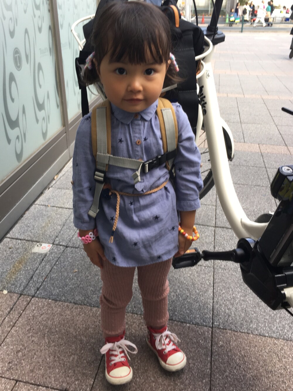 「2歳、女の子、キッズコーデ、kids、ワンピース×スニーカー、秋のコーデ、着回し、サイズアウト」｜「Handmadeのアイテム（ヘアゴム、その他）」を使った、UTAさん（キッズ・80cm）の秋コーディネートの1枚目の写真