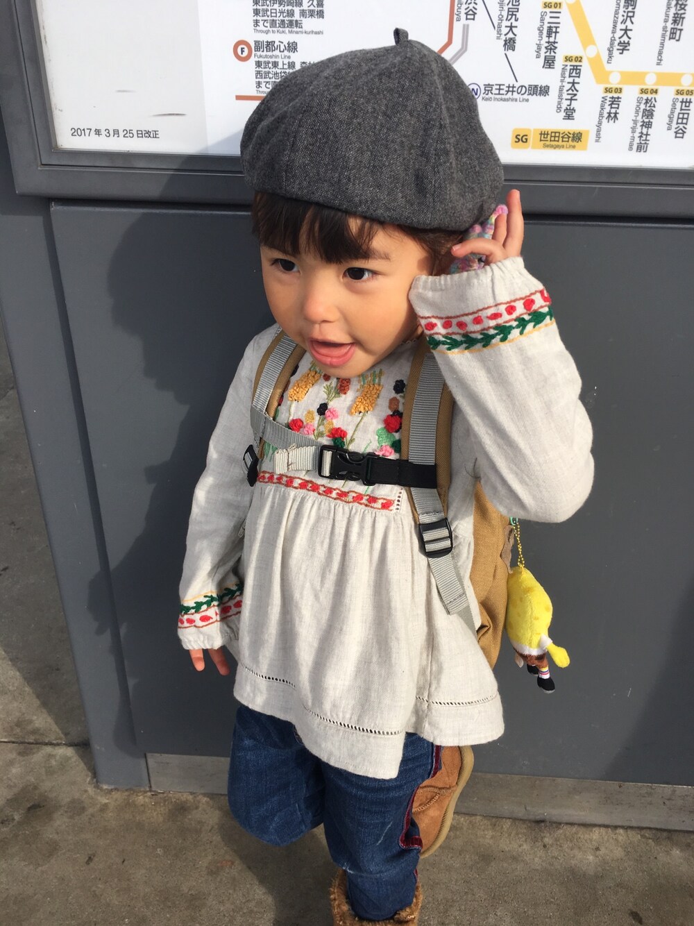 「3歳、女の子、キッズコーデ、チロリアン、チュニック、ベレー帽、誕生日、カジュアル、秋のコーデ」｜「Handmadeのアイテム（ハンチング/ベレー帽、グレー系）」を使った、UTAさん（キッズ・80cm）の秋コーディネートの1枚目の写真