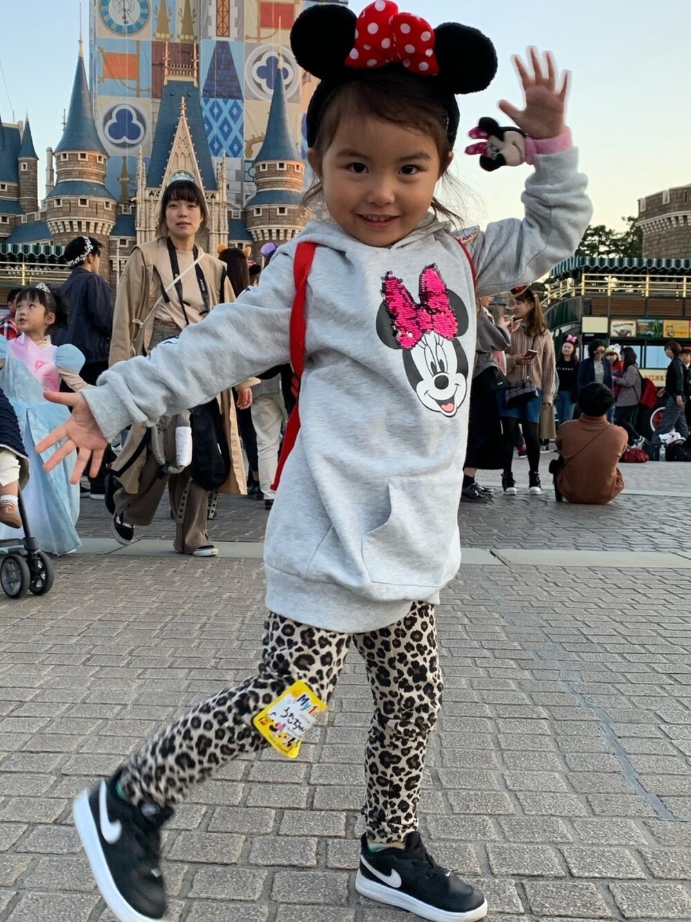 「4歳、女の子、キッズコーデ、kids、秋のコーデ、レオパード、ミニー、パーカーワンピ、カジュアル」｜「Disneyのアイテム（カチューシャ、ブラック系）」を使った、UTAさん（キッズ・100cm）の秋コーディネートの1枚目の写真