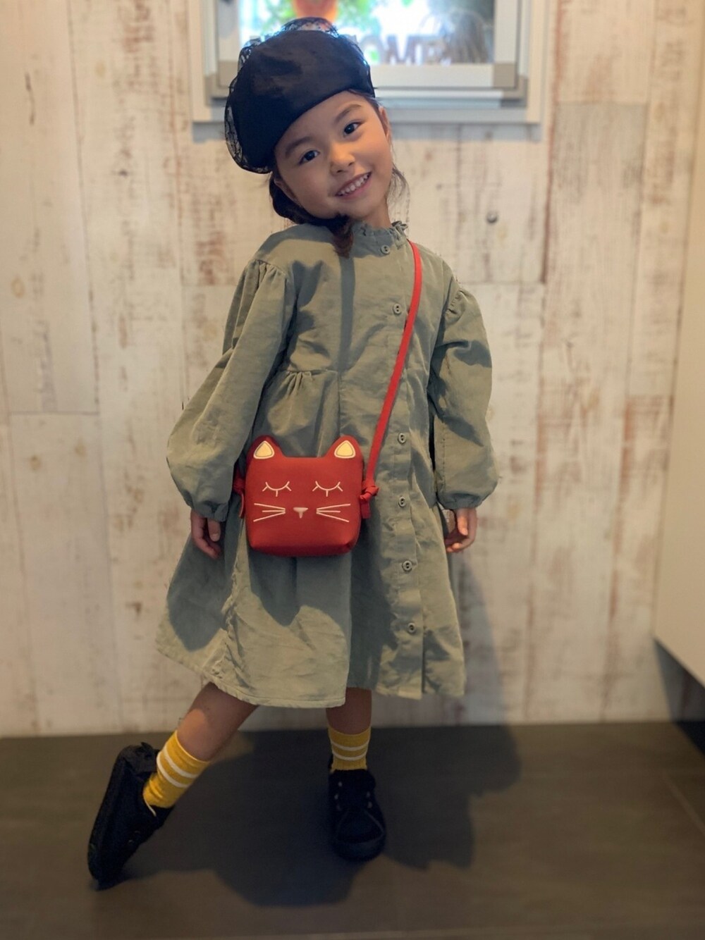 「キッズコーデ、5歳、女の子、カジュアル、ベレー帽、kids、ねこポシェット」｜「pinocoのアイテム（ハンチング/ベレー帽、ブラック系）」を使った、UTAさん（キッズ・110cm）の秋コーディネートの1枚目の写真