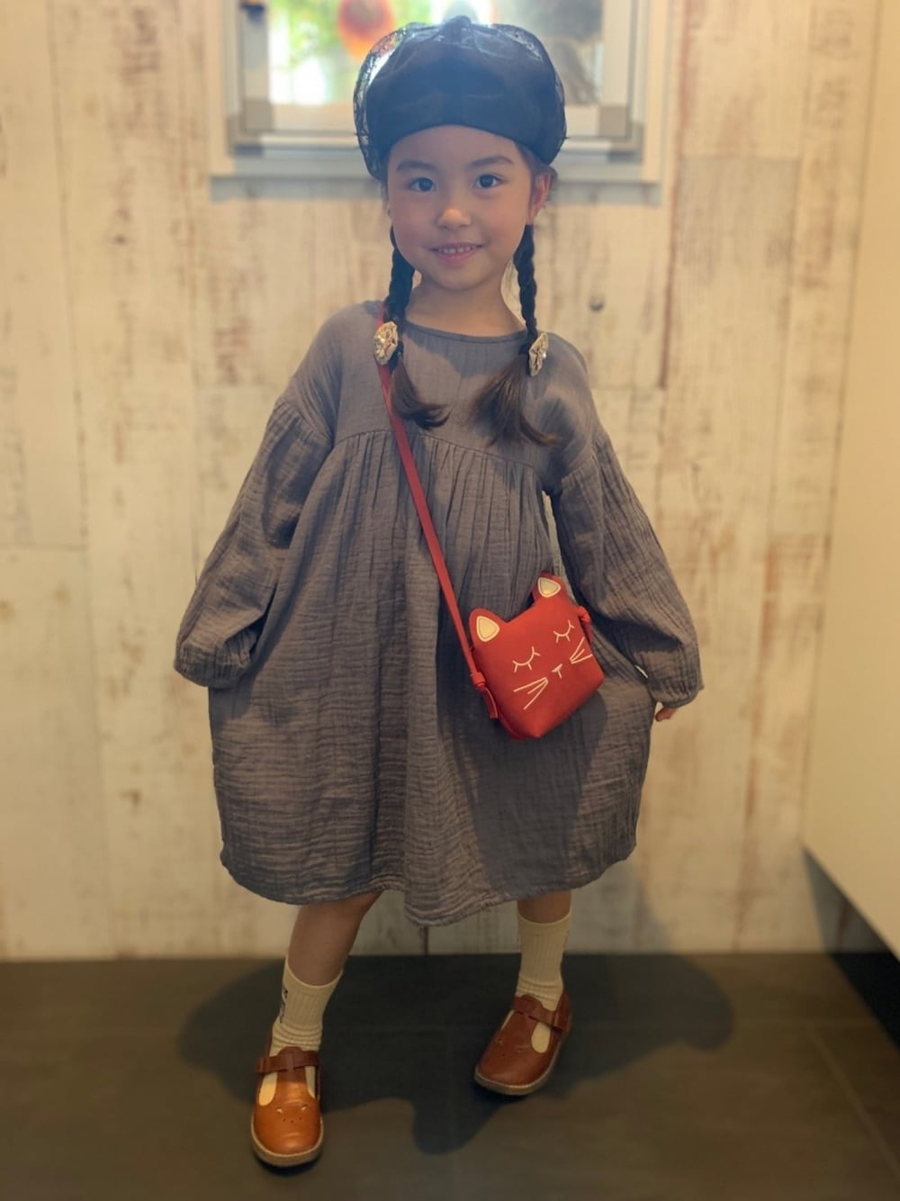 「5歳、女の子、キッズコーデ、kids、韓国子供服、コットンワンピース」｜「pinocoのアイテム（ハンチング/ベレー帽、ブラック系）」を使った、UTAさん（キッズ・100cm）の春コーディネートの1枚目の写真