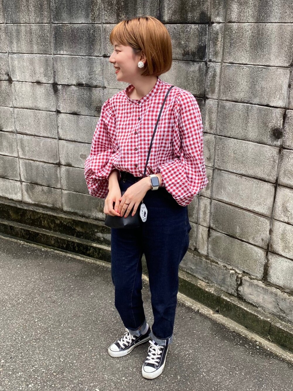 「休日スタイル、カジュアルコーデ、デニムパンツ、merlot、メルロー、大人カジュアル、プチプラ、ギンガムチェック、秋ブラウス、大人かわいい」｜「MERLOTのギンガムパフスリブラウス（シャツ/ブラウス、レッド系）」を使った、トウニュウチャンさん（レディース・157cm）の夏コーディネートの1枚目の写真