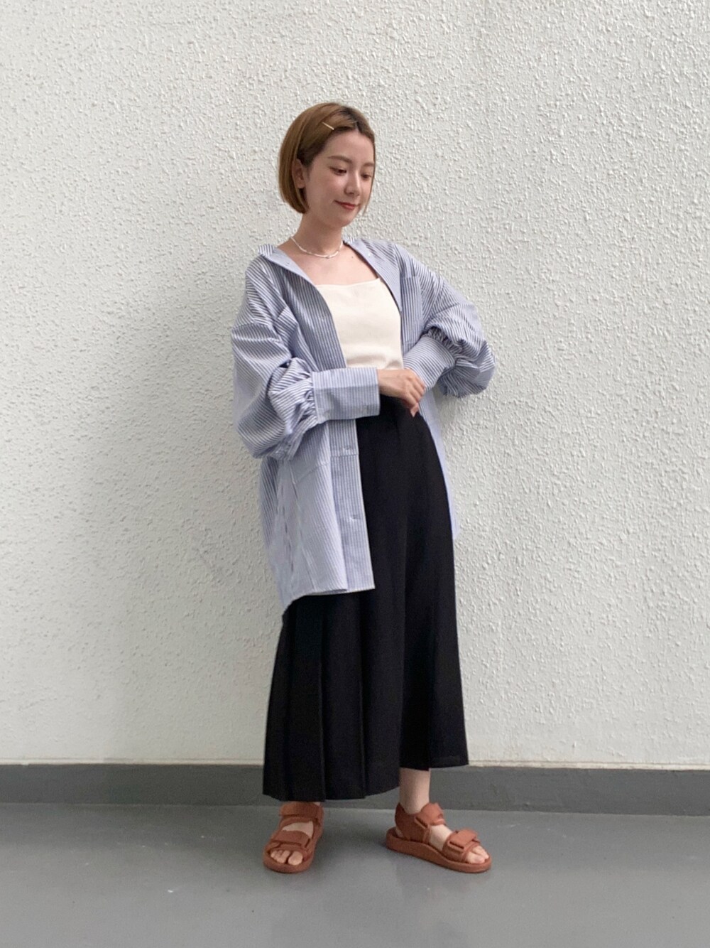 「秋服準備はじめました、シンプルコーデ、ストライプシャツ、who's who chico、きれいめカジュアル、大人カジュアル、ショートヘア、秋トレンド2021、プリーツスカート、ユニクロ」｜「Chicoのストライプブロッキングシャツ（シャツ/ブラウス、ブルー系）」を使った、トウニュウチャンさん（レディース・157cm）の夏コーディネートの1枚目の写真