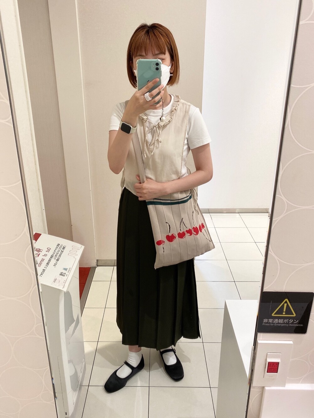「シンプル、大人女子、大人コーデ、ラクチンコーデ、ユニクロ、低身長コーデ、プリーツスカート、ビームス、今日のコーデ、スカートコーデ」｜「BEAMS BOYのBEAMS BOY / ビブ デタッチ プルオーバー 5分袖（シャツ/ブラウス、ベージュ系）」を使った、トウニュウチャンさん（レディース・157cm）の秋コーディネートの1枚目の写真