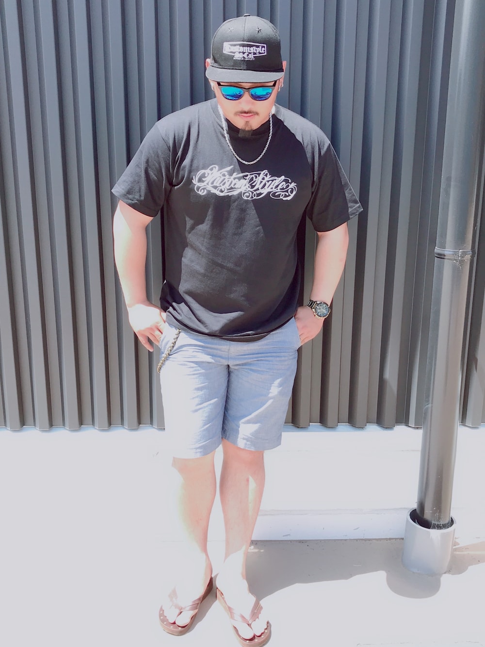「夏コーデ、Tシャツ、短パン、カリフォルニア、ブラック、ビーチサンダル、SCHOTT、ootd、シルバーアクセサリー、いいね、save、フォローお願いします🤑」｜「Kustomstyle So.Calのアイテム（キャップ、ブラック系）」を使った、🔥タカヤン🔥さん（メンズ・175cm）の夏コーディネートの1枚目の写真