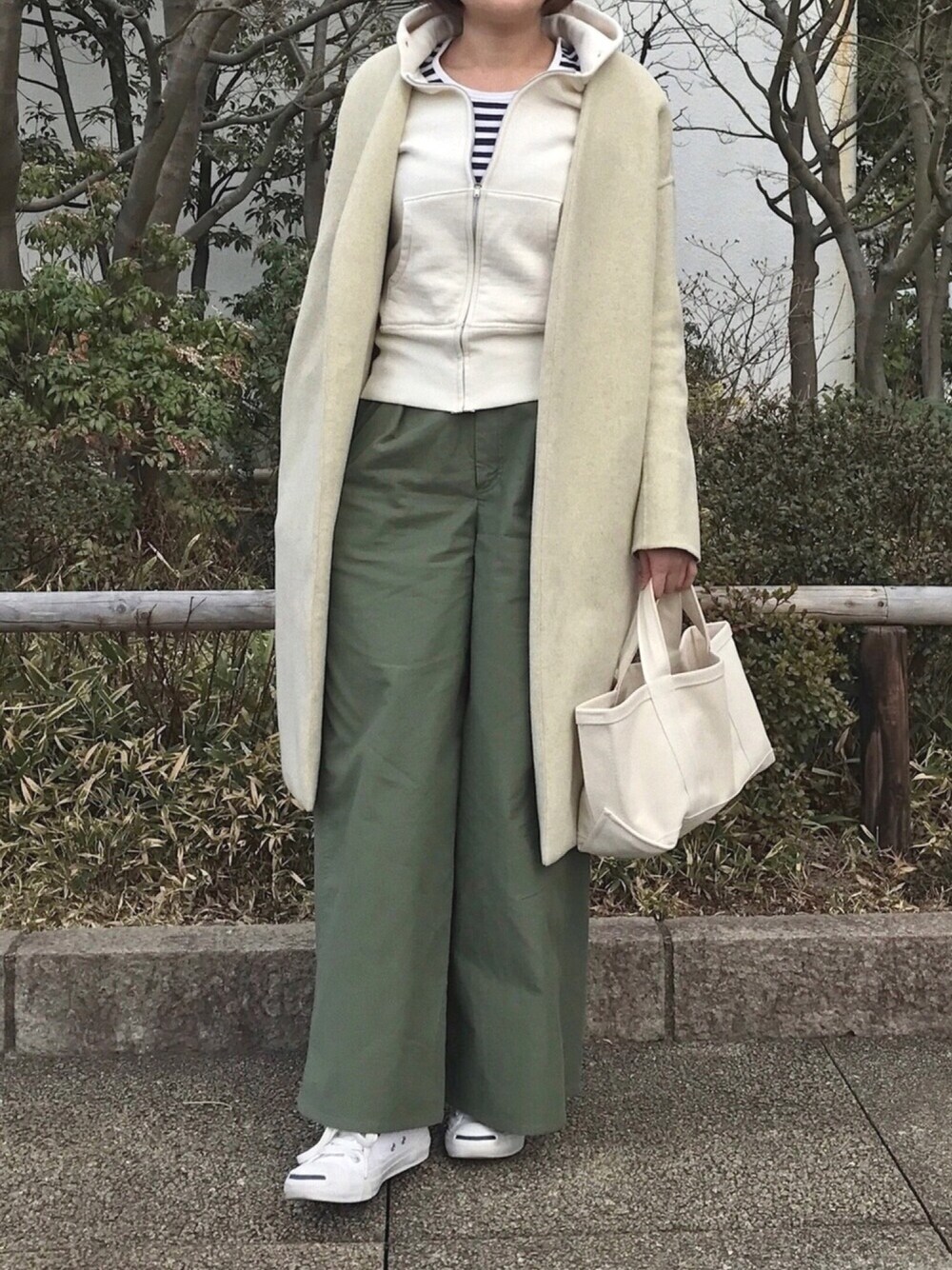 「スニーカー、ワイドパンツ、パーカー、ボーダー、シンプル、大人カジュアル」｜「GALLARDAGALANTEのコットンネップワイドパンツ（カーゴパンツ、グリーン系）」を使った、lilyさん（レディース・160cm）の春コーディネートの1枚目の写真