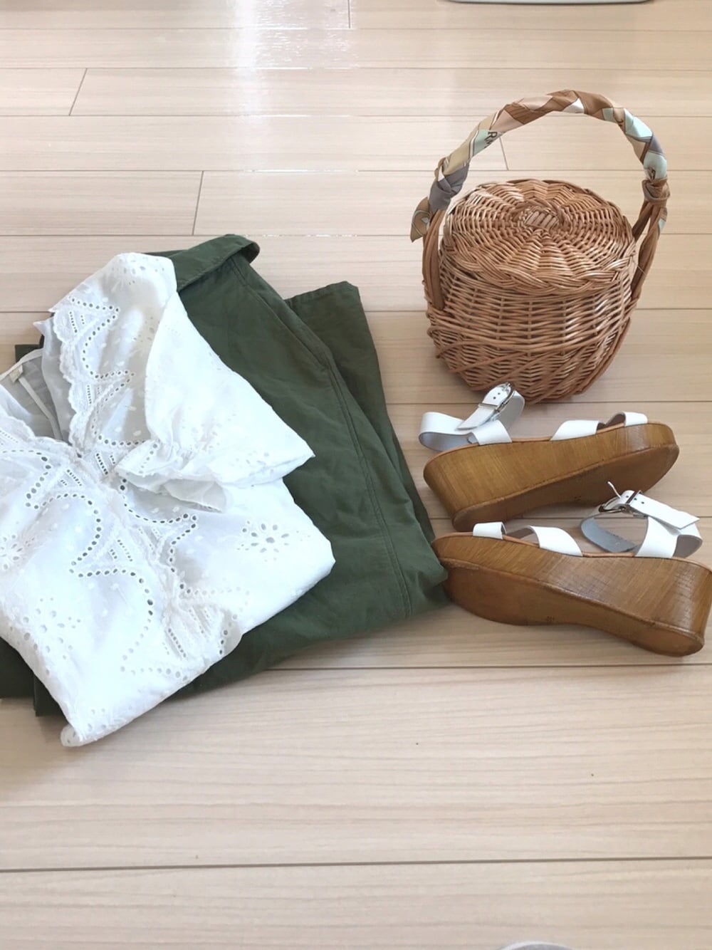 「休日スタイル、大人カジュアル、シンプルコーデ、レーストップス、ワイドパンツ、かごバッグ、サンダル」｜「GALLARDAGALANTEのコットンネップワイドパンツ（カーゴパンツ、グリーン系）」を使った、lilyさん（レディース・160cm）の春コーディネートの1枚目の写真