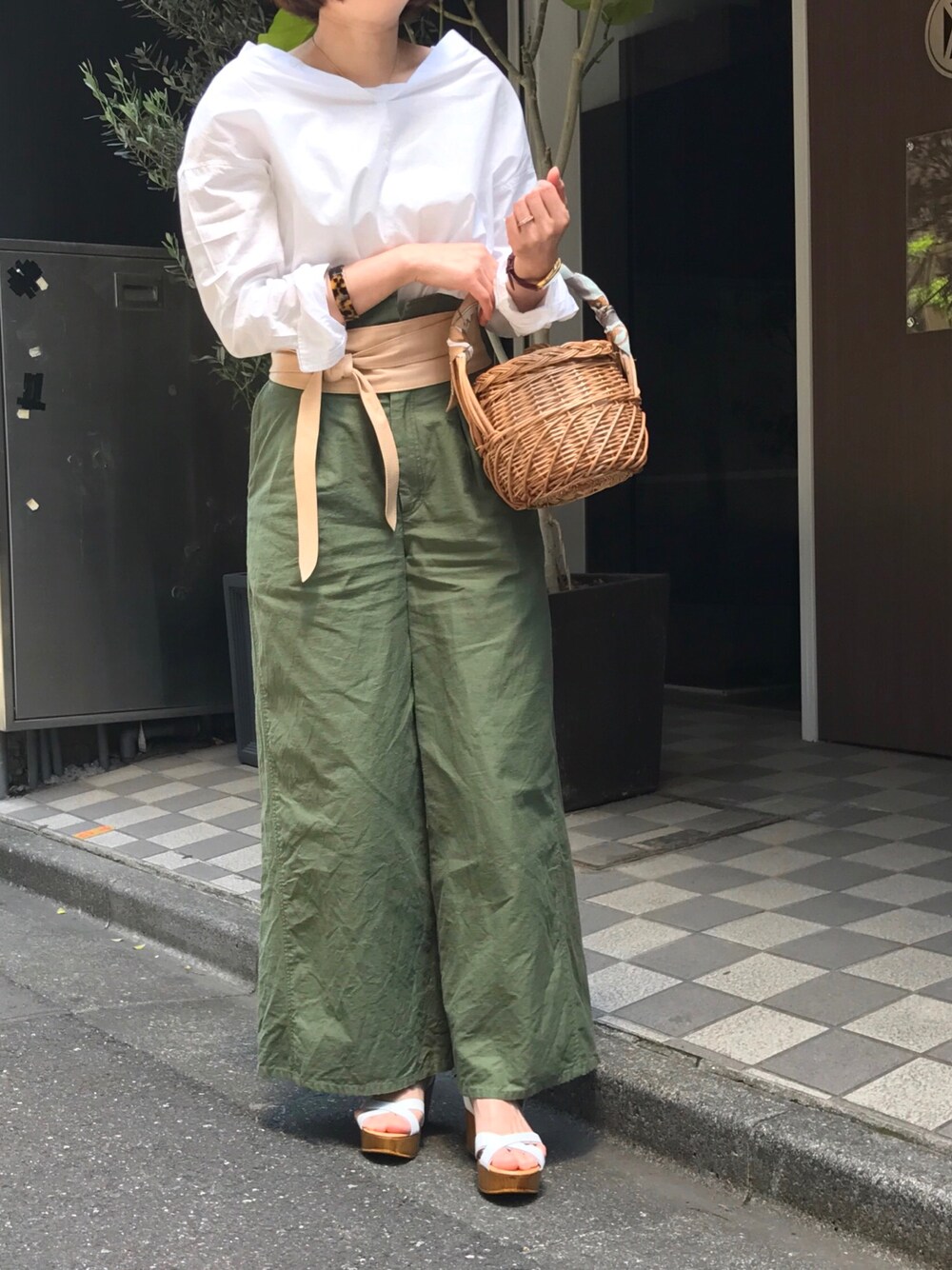 「カジュアルコーデ、オトナカジュアル、かごバッグ、ワイドパンツ、ヌキ襟、サッシュベルト」｜「GALLARDAGALANTEのコットンネップワイドパンツ（カーゴパンツ、グリーン系）」を使った、lilyさん（レディース・160cm）の春コーディネートの1枚目の写真