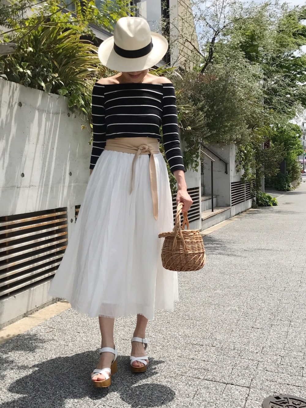 「休日スタイル、シンプル、大人カジュアル、サッシュベルト、かごバッグ、パナマハット、オフショル」｜「BARNYARDSTORMのBARNYARDSTORM / 裾フリンジスカート（スカート、ホワイト系）」を使った、lilyさん（レディース・160cm）の春コーディネートの1枚目の写真
