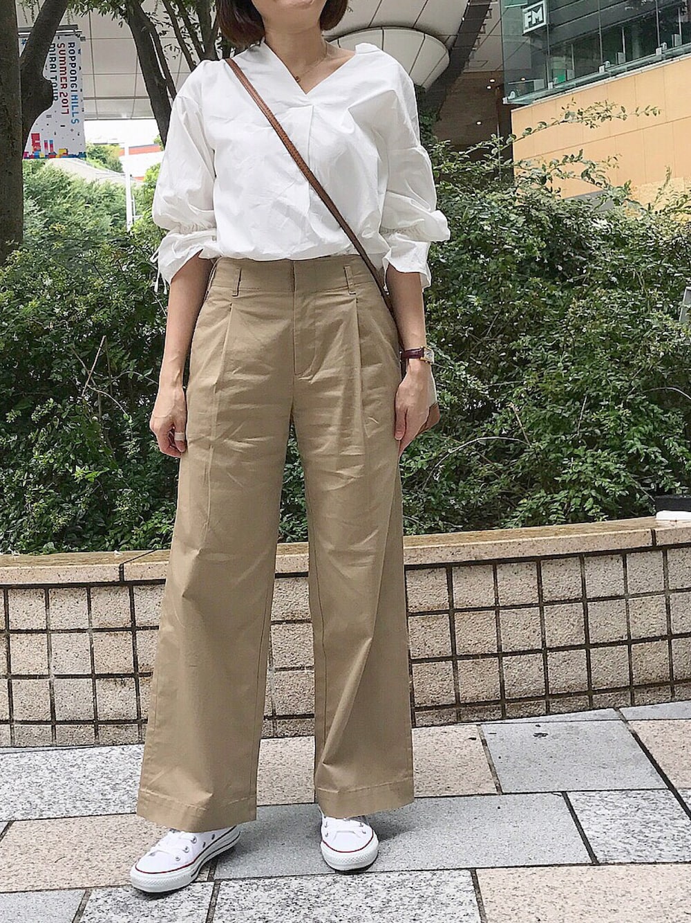「プチプラコーデ、スニーカー、ハイウエスト、ワイドパンツ、ホワイト、キャンディスリーブ、ユニクロ」｜「UNIQLOのアイテム（チノパンツ、ベージュ系）」を使った、lilyさん（レディース・160cm）の夏コーディネートの1枚目の写真