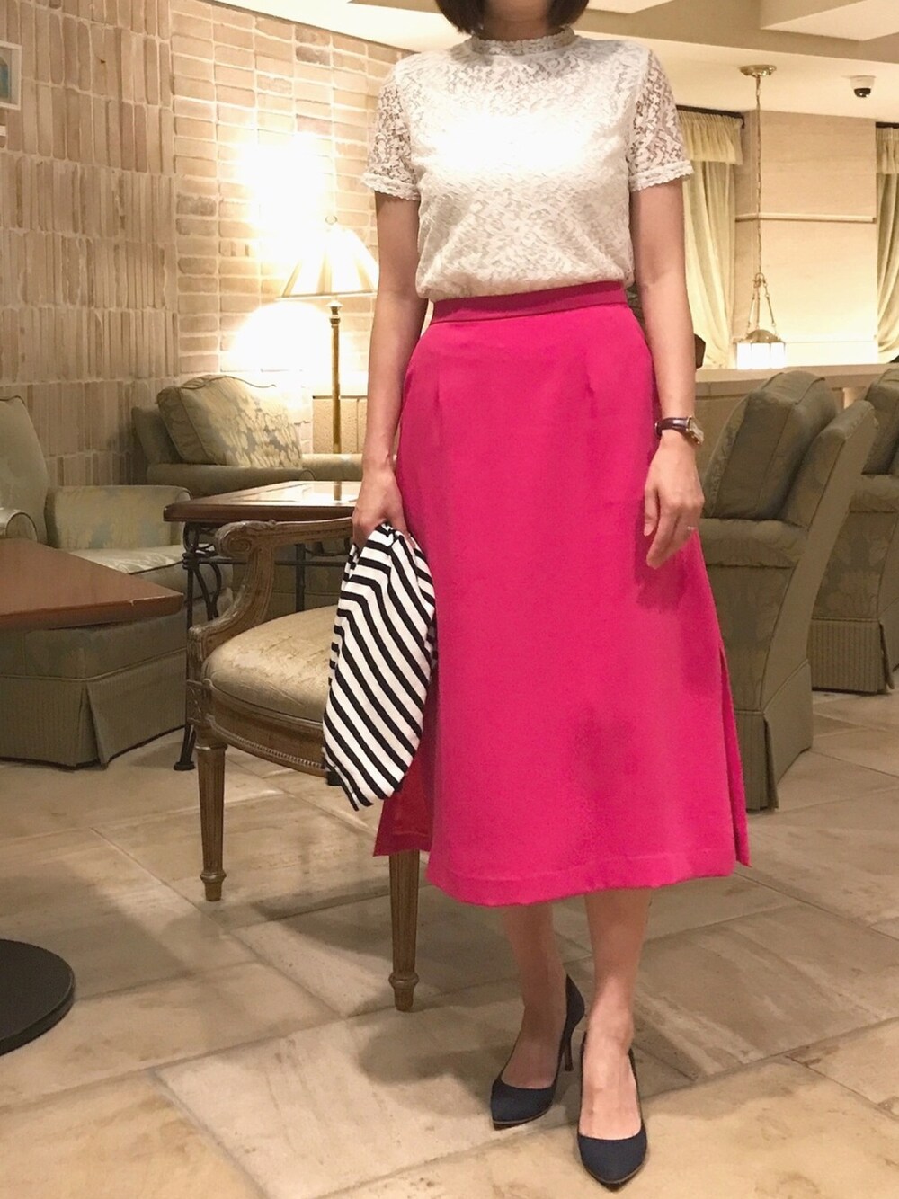 「シンプル、差し色、レーストップス、ピンク、大人コーデ」｜「martiniqueのmartinique/リバー風レースブラウス（シャツ/ブラウス、ホワイト系）」を使った、lilyさん（レディース・160cm）の夏コーディネートの1枚目の写真