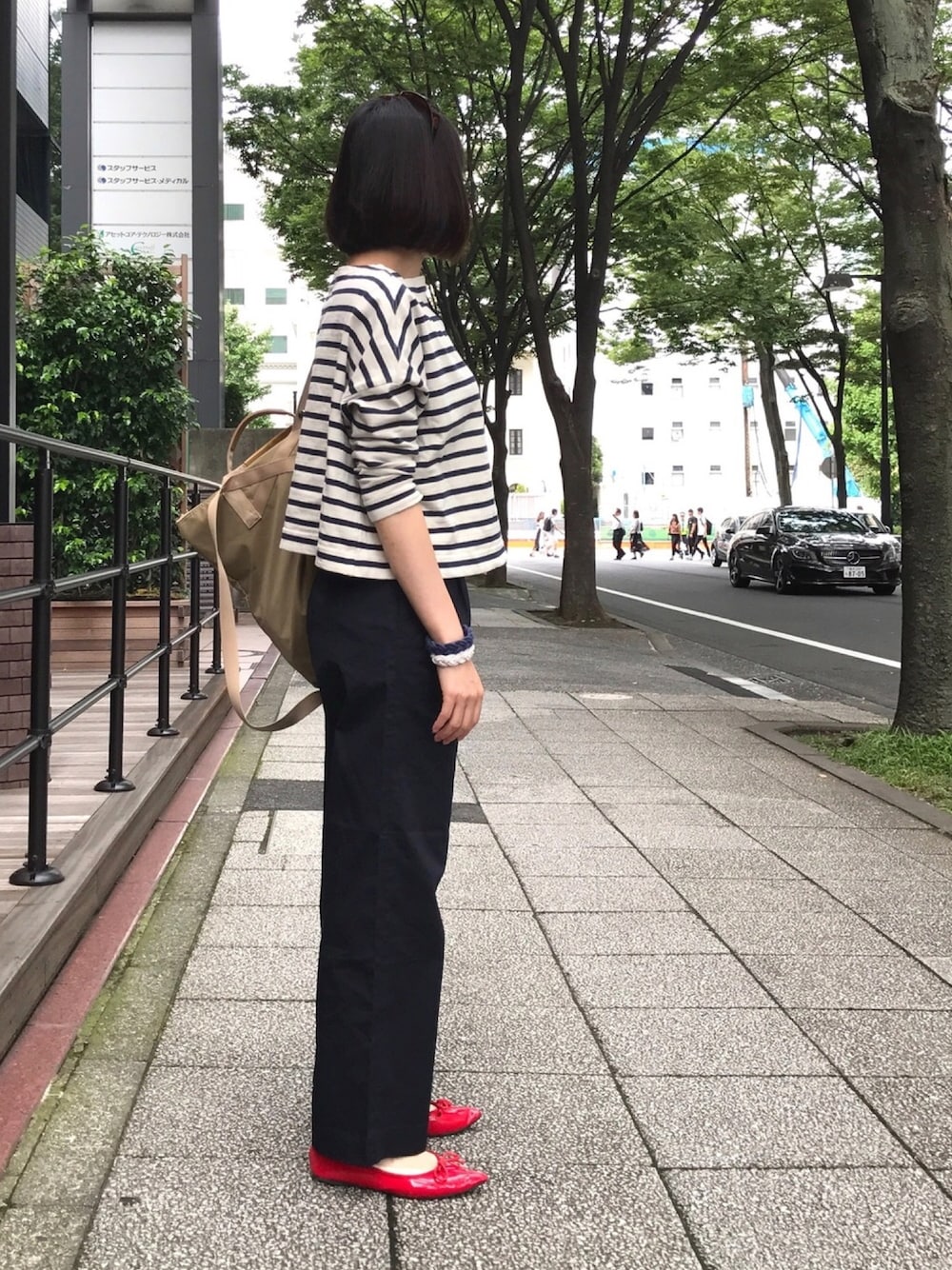 「オトナカジュアル、休日スタイル、秋のコーデ、チノパン、赤、ボーダー、ワイドパンツ」｜「Traditional Weatherwearのビッグマリン ボートネック シャツ（Tシャツ/カットソー、ホワイト系）」を使った、lilyさん（レディース・160cm）の秋コーディネートの1枚目の写真