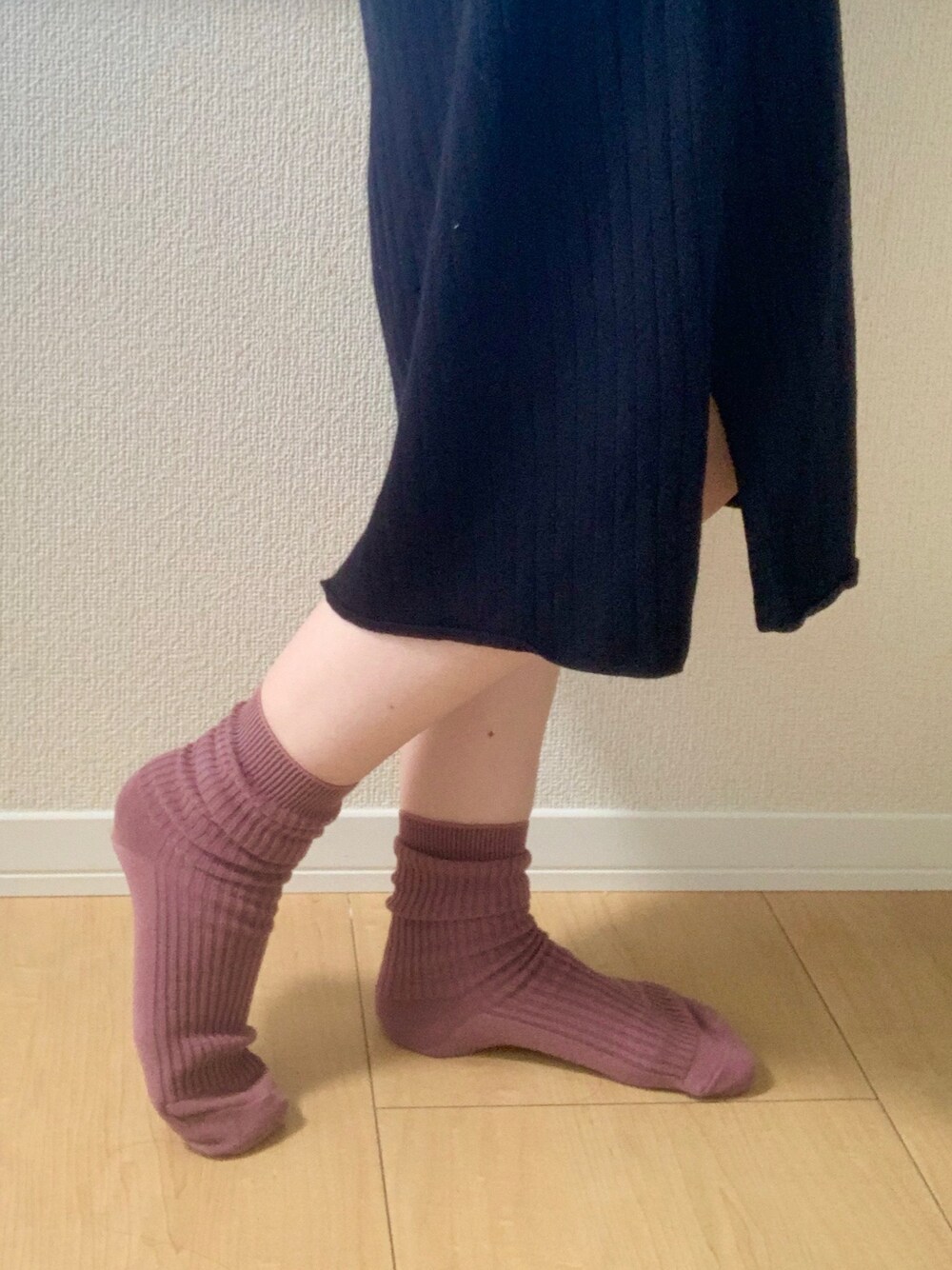 「靴下」｜「GUのアイテム（ワンピース、ブラック系）」を使った、eさん（レディース・164cm）の秋コーディネートの1枚目の写真
