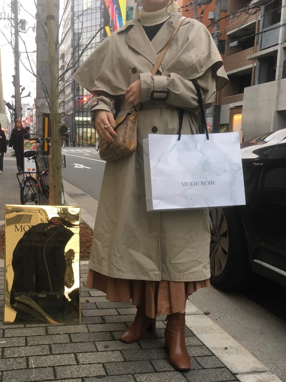 「トレンチコート、モード系」｜「KBFのケープトレンチコート（トレンチコート、ベージュ系）」を使った、花 菜さん（レディース・164cm）の春コーディネートの1枚目の写真
