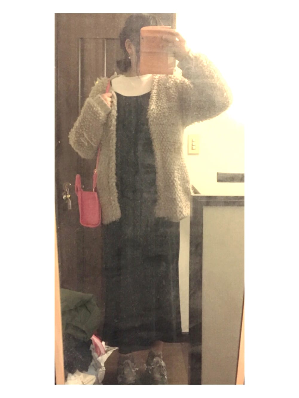 「ループカーディガン、Kastane、wcloset、キャミワンピ、スニーカーコーデ」｜「Kastaneのルーズスリットキャミワンピース（ワンピース、ブラック系）」を使った、まんぼー｡さん（レディース・172cm）の春コーディネートの1枚目の写真