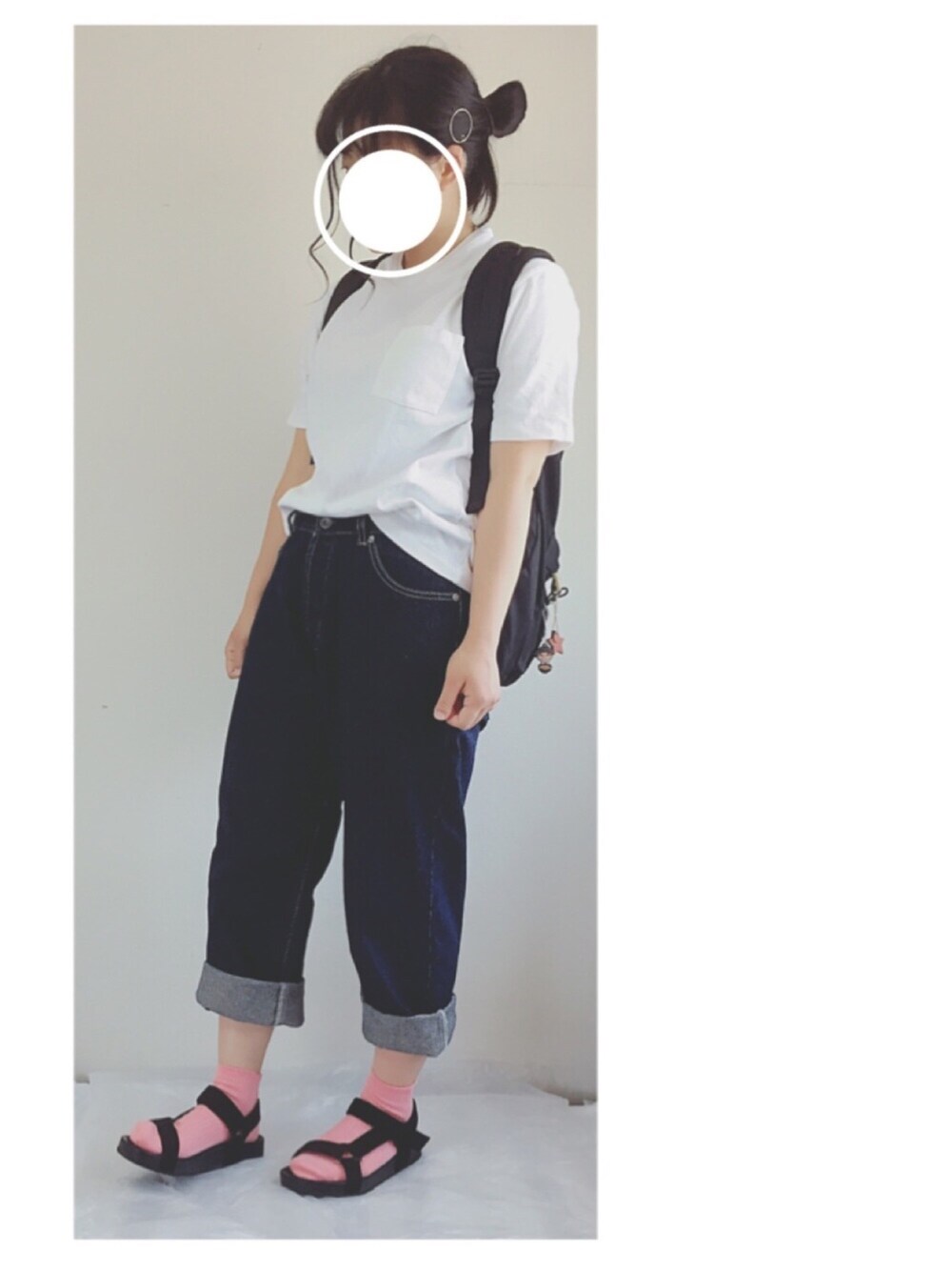 「シンプル、夏コーデ、デニム、白Tシャツ、スポーツサンダル、靴下 × サンダル、ピンク、お団子ヘアー、Tシャツ」｜「靴下屋の靴下屋/ 2×2リブショートソックス（アンク丈）（ソックス/靴下、ピンク系）」を使った、kujira*○さん（レディース・155cm）の春コーディネートの1枚目の写真